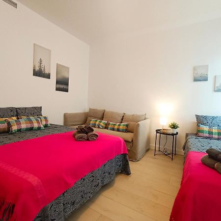 By Plaza Universidad Rooms Барселона Екстериор снимка
