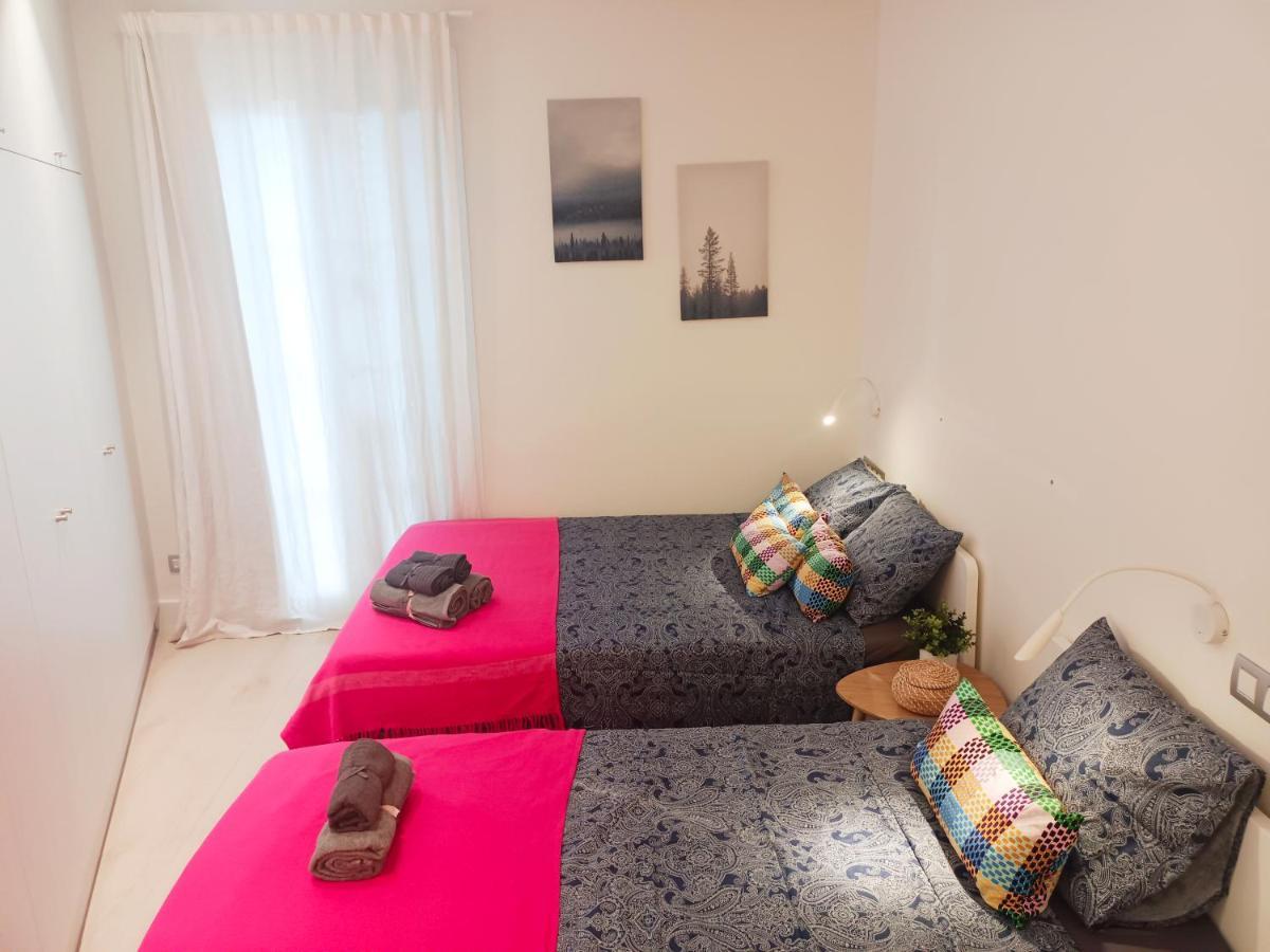 By Plaza Universidad Rooms Барселона Екстериор снимка