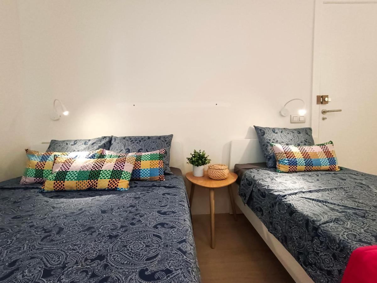 By Plaza Universidad Rooms Барселона Екстериор снимка